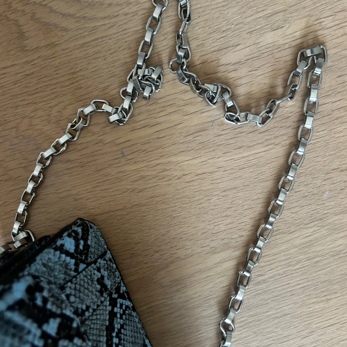 Svart och blå axelväska med ormmönster - 3