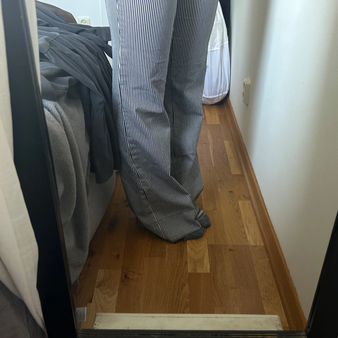 Randiga kostymbyxor med bootcut - 4