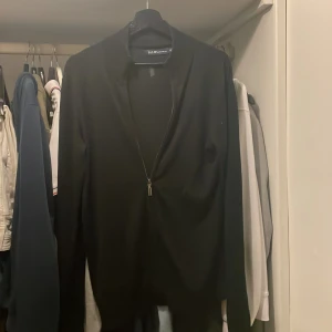 Svart zip up - Svart zip up i bra skick, skriv vid funderingar!