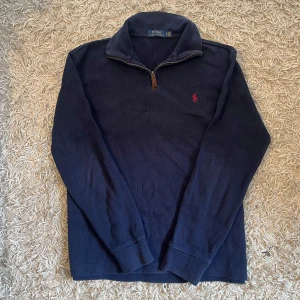 Mörkblå långärmad tröja med dragkedja från Polo ralph lauren grisch Stockholm stil laidback Ralph Lauren - Säljer en klassisk finstickad ralph lauren quarter zip med röd broderad logga på bröstet. Inga märkvärdiga anmärkningar och generellt bra skick. Storlek S men mått kan såklart skickas vid osäkerhet. Postas antigen samma dag som köp eller dagen därpå🙌💯