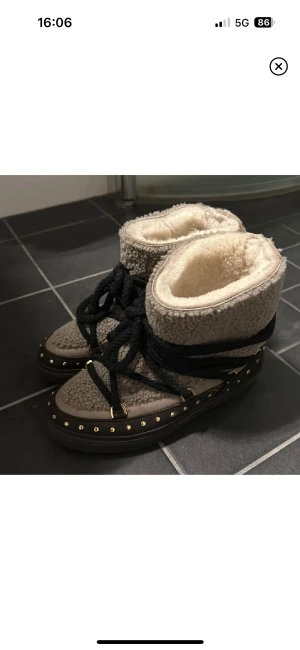 Inuikii  - Lägger upp på nytt pga oseriös köpare. Först till kvarn! Säljer mina superfina inuikii jag köpte förra vintern för 4500kr. Knappt använda och behöver nytt hem! Går bra att pruta för snabbt köp. 