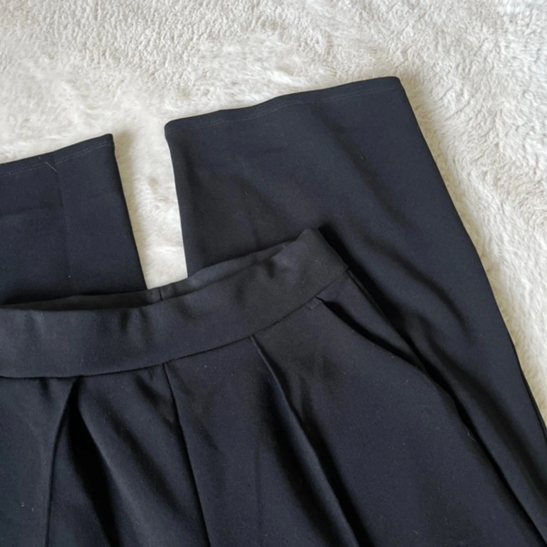 Svarta vida kostymbyxor från H&M - 1