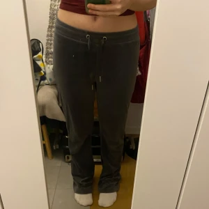 Mörkgrå mjukisbyxor med dragsko - Säljer ett par mörkgrå mjukisbyxor med dragsko i midjan. Byxorna har raka ben och är tillverkade i ett mjukt material som passar perfekt för en avslappnad stil. Super sköna!!