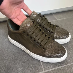 Capo sneakers  - Säljer nu mina snygga gröna kalvskinn sneakers från capo. Storlek 40,5 men passar 41. Ny skick bara använda tre gånger nypris 4500kr. Hör av er om ni har fler frågor.