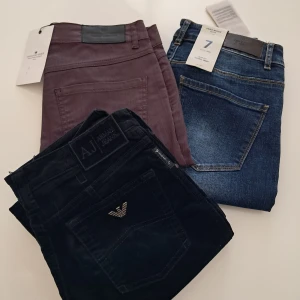 Armani, DR, VM - 3 par snygga jeans från Vero Moda, ARMANI och Design Remix med klassisk femficksdesign och normal midja. Jeansen har en slim fit passform och är tillverkade i ett stretchigt denimtyg för extra komfort. Allt är nytt. Storleken är 34 (XS). 