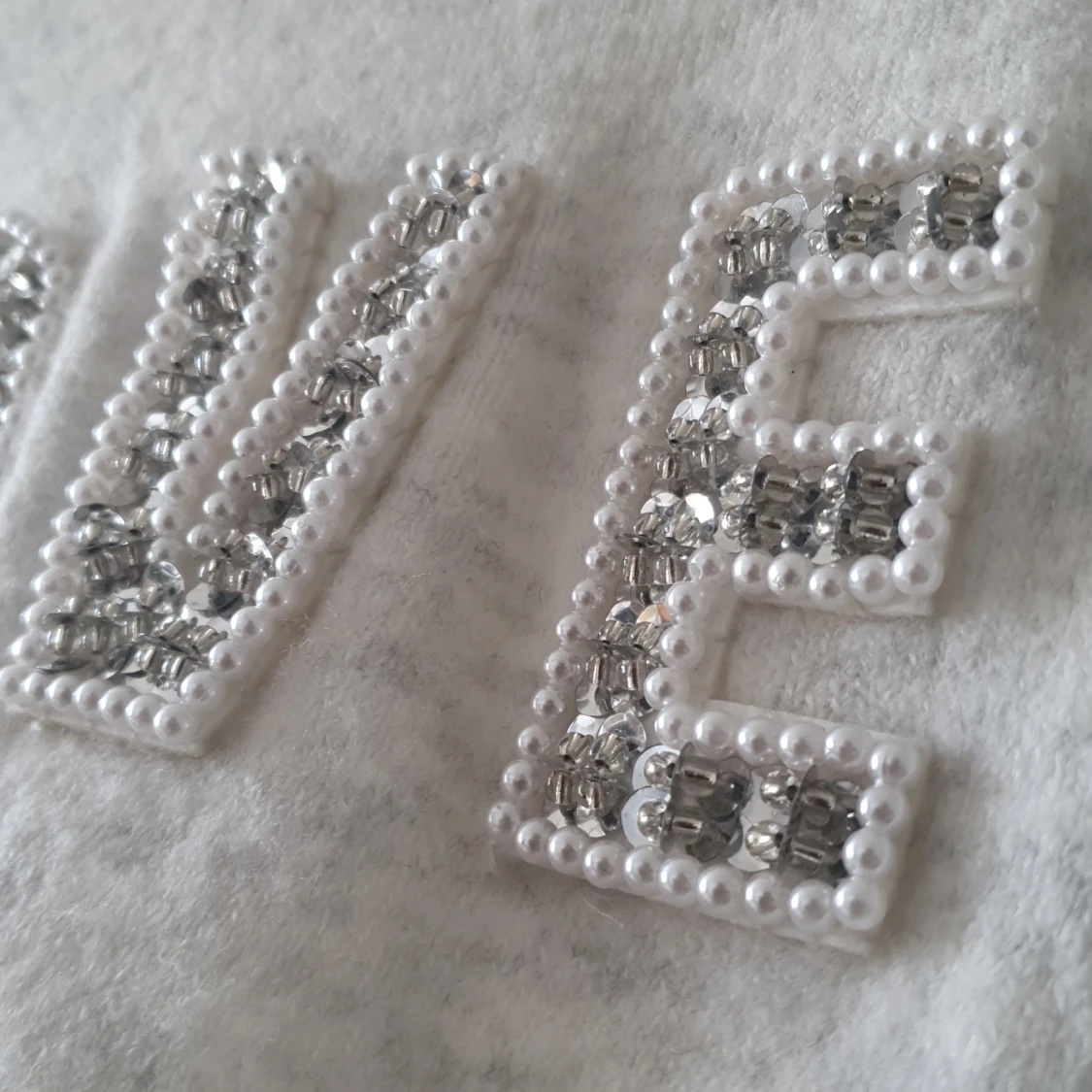 Grå stickad tröja med pärlbroderi - 2