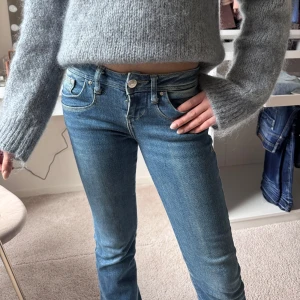 Blå bootcut jeans med låg midja💓 - LTB jeans💞. Tjejen på bilden är 162 och bär vanligtvis storleken 32/34💞💞💞💞