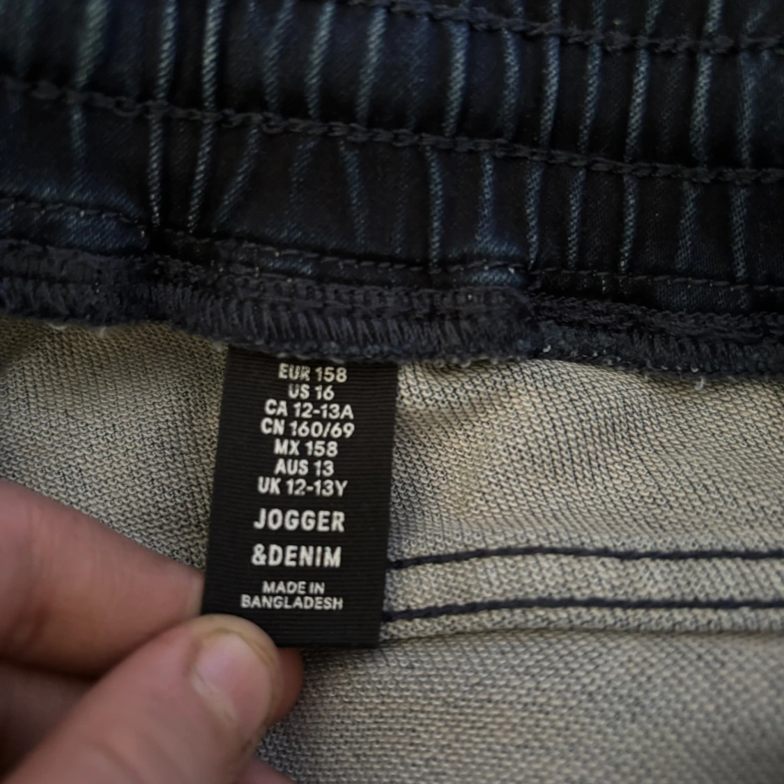 Tja säljer ett par mörk blåa jeans byxor med snöre från jogger&denim - 2