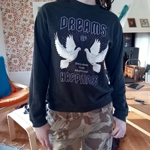 Svart tröja med duvor - Svart tröja med texten "Dreams of happines" från H&M! Är från 12-13 men är typ en XS i vuxenstorlek♡