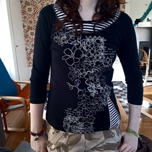 Blomming svart tröja - En blomming svart tröja som jag köpt second hand! Märket är Brandtex ♡ Är s men passar även medium