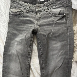 Gråa bootcut jeans  - Gråa bootcut jeans med vit söm och fickor baktill ifrån Gina tricot barnavdelning. Jeansen är o jätte bra skick eftersom de nästan aldrig är använda. 