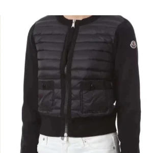 Moncler cardigan  - Jättesnygg men tyvärr för liten, köpt på vesterie collective, alltså äkta, har bild på köpet. Qr finns i jackan. Kan tänka mig byta mot en större storlek eller cardigan med 4 fickor i S/M. Pris kan diskuteras!