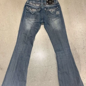 Miss me jeans  - skit snygga ljus blåa miss me jeans med slitningar i storlek 26 som motsvarar xs/s. säljer för dyrt eftersom dom är väl efterfrågade🩷 men skicka prisförslag! flare/bootcut. dom ser ljusare ut irl