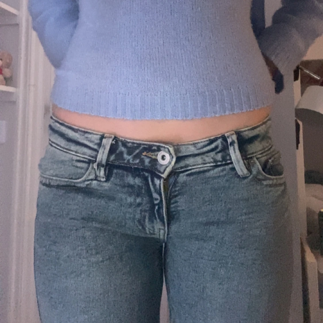 Ljusblå lågmidjade jeans med broderade bakfickor - 1