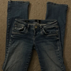 LTB Valerie jeans - Snygga blå jeans från LTB, modell Valerie. Säljer då de tyvärr blivit för små för mig🥹💞jeansen är stretchiga💞                                                     Midjemåttet- ca 35                                                                    Innebenslängd- ca 83-84💞