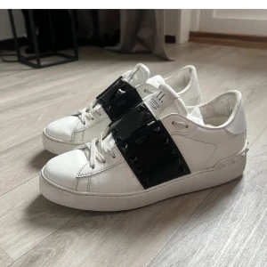 Valentino Garavani  - Säljer ett par vita Valentino Garavani skor. Skorna har rund tå, platt sula och vita skosnören. Kommer med originalkartong och dustbags. Säljer då dom tyvärr är försmå för mig! Vill bli av med dom så fort som möjligt så tryck gärna på köp nu! Hör av dig vid fler frågor💐💖💖 dom är lite mer använda en vad de är på bilderna, så skriv om ni vill ha mer bilder