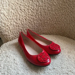 Röda ballerinaskor - Super söta röda ballerinaskor som ger den perfekta färgklicken till varje outfit! Helt oanvända! Storlek: 38