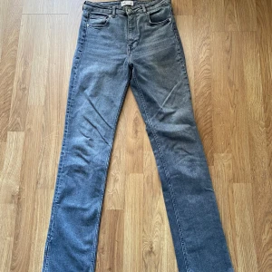 Zara jeans med slits  - Gråa Zara jeans med slits längst ut på benen. Har en innerbenslängd på 85 cm, ben längden är 109cm lång och midjan är ca 39 cm. Inga tydliga defekter men har använts. Hör av er vid frågor!💕