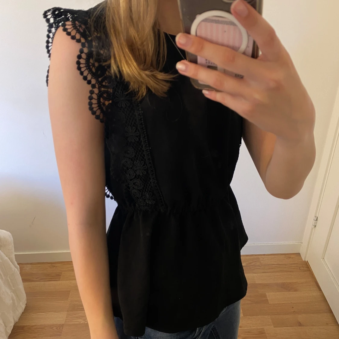 Svart blus med spetsdetaljer - 1