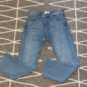 Jeans från Jack & Jones Relaxed/Chris - Ljusblå jeans från Jack & Jones i modellen Relaxed/Chris. Klassisk femficksdesign med gylf och knapp, raka ben och normal passform. Perfekta för en avslappnad stil och funkar året runt. Skriv för frågor eller funderingar.