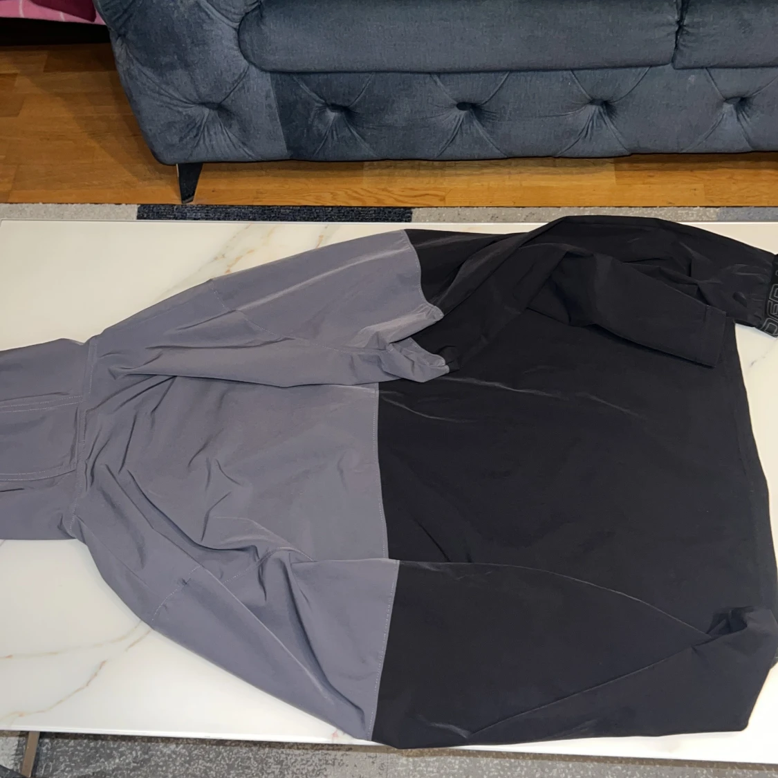 Grå och svart vindjacka från Under Armour - 2