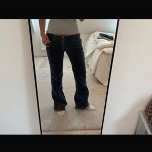 Mörkblå bootcut Manchesterbyxor  - Säljer ett par mörkblå manchesterbyxor med bootcut passform och låg midja🩵