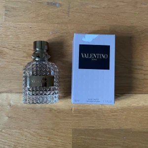 Valentino Uomo Eau de Toilette (40ml kvar) bryter också  - Kolla profilen för andra perfymer!! Lyxig herrparfym från Valentino i en elegant, kristallm  önstrad glasflaska med guldfärgat lock. Doften är klassisk och maskulin, perfekt för dig som vill sticka ut. Kommer i originalkartong.