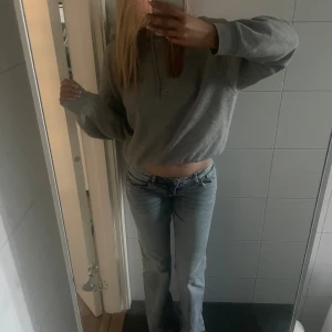 Lågmidjade Jeans Ljusblå - Storlek 38 men de är nersydda så 36/38 Normal i storlek Bra skick (Använt någon gång)