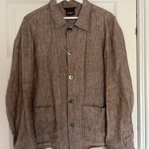 Overshirt i 100% linne från Oscar Jacobson  - Säljer en stilren overshirt från Oscar Jacobson i 100% linne. Den är i bra skick och perfekt nu till våren och sommaren när temperaturen stiger. Perfekt över en t-shirt eller skjorta. 