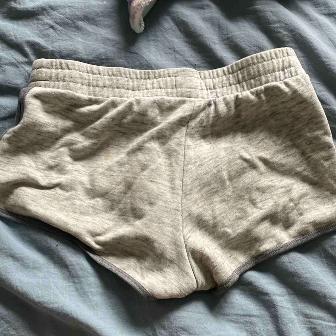 Grå mjukisshorts från Hollister - 2