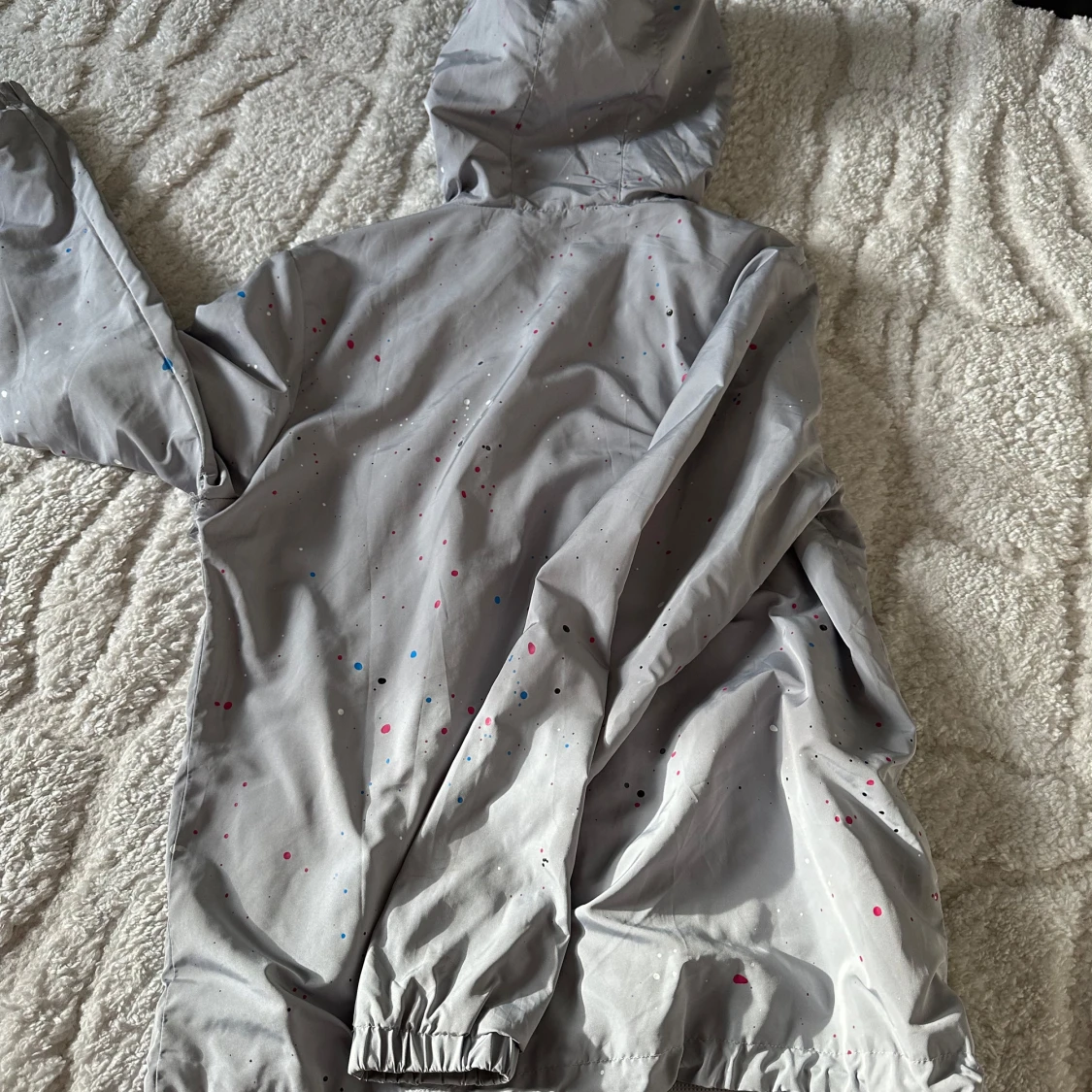 Grå vindjacka med färgstänk från NVLTY - 2