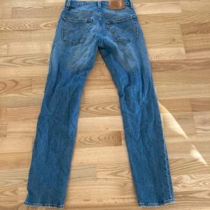 Levi's 511 Jeans - Säljer ett par Levi's 511 jeans i blå. De har en slim passform, använda ett fåtal gånger. Tvättas och allt innan de skickas.