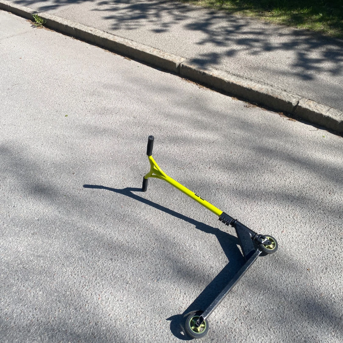 Gul och svart kickbike från Crisp