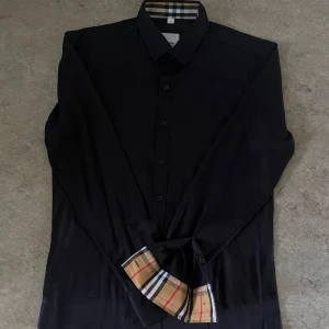  Burberry skjorta  - Burberry skjorta i storlek M men passar S också. Helt ny skick.
