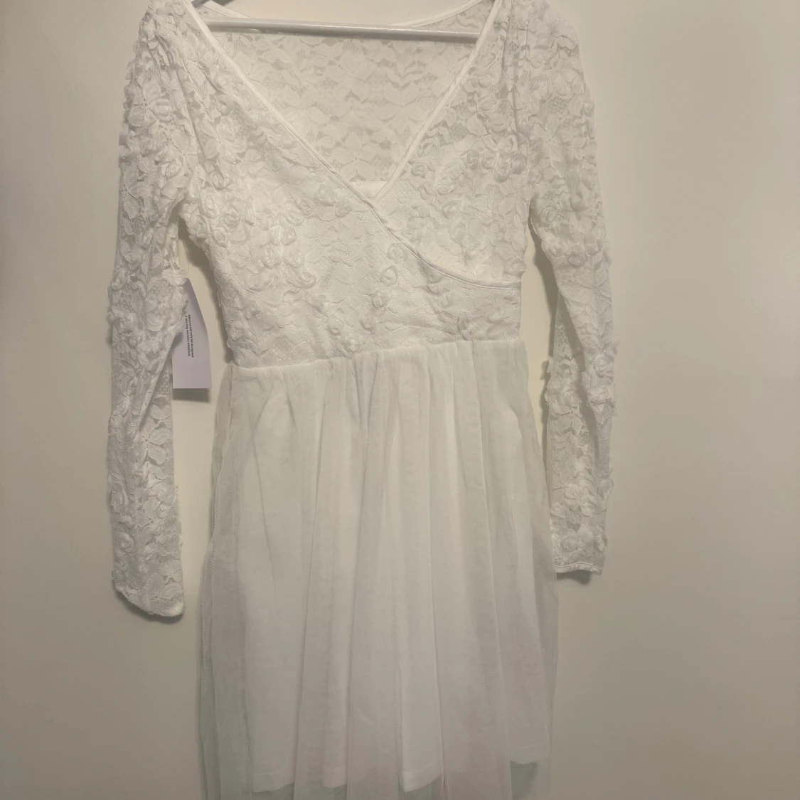 Studentklänning - Vit spetsklänning med v-ringning och lång ärm - 1