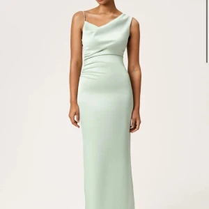 Almeria dress - Använd en gång, på sista bilden är de lite tecken på att ja har sprätt upp de smala bandet, men inget som syns riktigt.