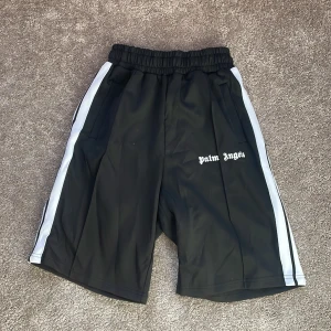Palm angles shorts - Hej säljer nu mina palm angles shorts i jätte bra skick kom med frågor om ni har några