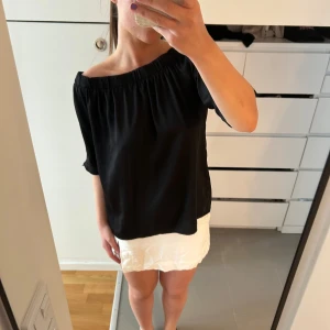 Svart topp från H&M - Så fin silkestopp från H&M 💖 aldrig använd 