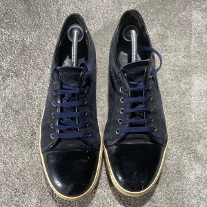 Lanvins  - Hej! Säljer nu mina skor från märket Lanvin, storlek 45 bra skick, givetvis äkta. Tveka inte på att höra av dig om du har frågor eller funderingar kring skorna! 