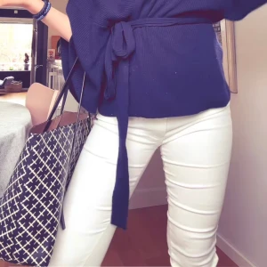 Vita jeans - Supersöta vita jeans från h&m! Säljer mest för de inte används något mer💞