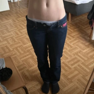 Evisu jeans - Ett par jättefina och unika par evisu jeans!! Skit kola fickor och fin färg!! Dom är straight och går inte jättemycket ut längst ner men de är inte skinny. Finns inga defekter alls, säljer de pga de har blivit för små!! Obs!! De är jätte low waisted!!Jag är 163cm o de passar mig perfekt i längden☺️  Midjemått: 38cm Innerbenslängd: 70cm Ytterbenslängd: 85cm Grenlängd: 16cm