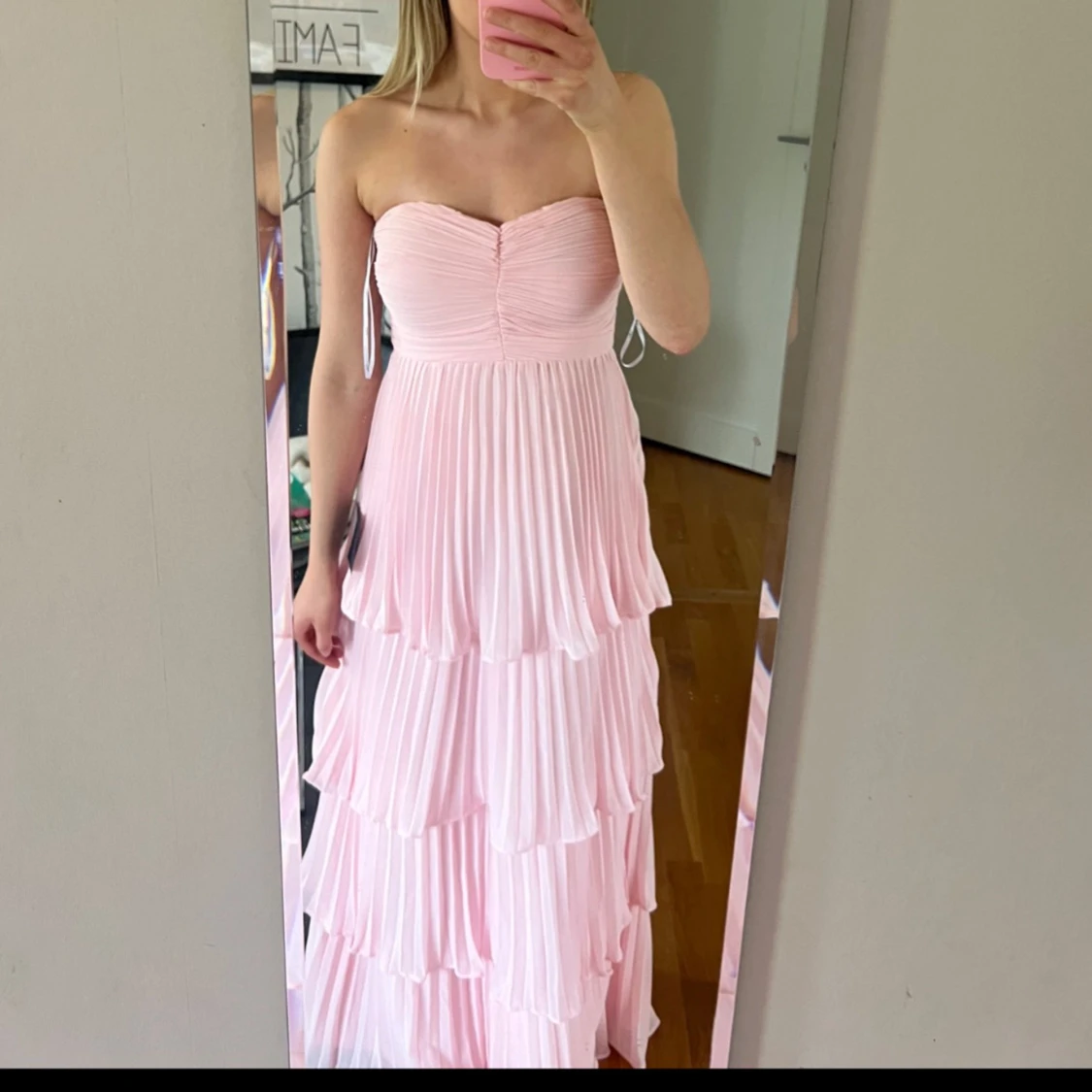 Ljusrosa axelbandslös långklänning med volanger - 1