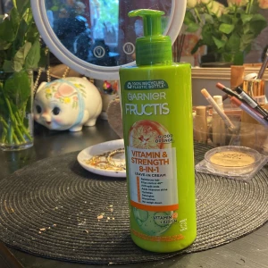 Leave-in cream för glans hår - En leave-in cream 8-in1, man får mindre frizz, mindre splitends, hår blir mer glansikt och lent!! Har bara testat en gång!