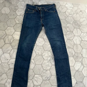 Levi's 510 blå jeans - Säljer nu ett par Levis 510. Jag säljer för att de är för små för mig. Skick 8/10. Skriv om ni funderar över något.