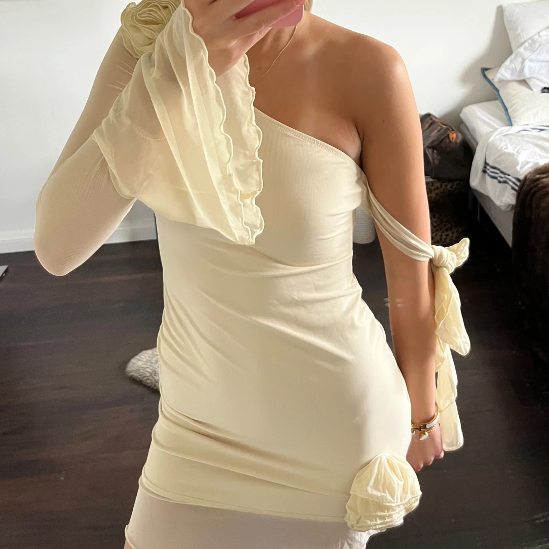 Creamvit  one shoulder-klänning med volangdetaljer - 1