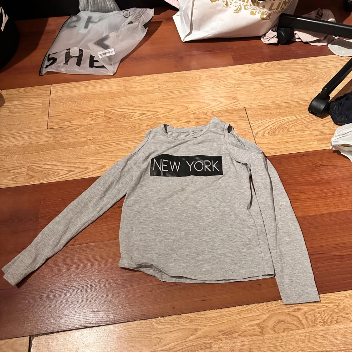 Grå långärmad topp med 'NEW YORK'-tryck från Mywear Young - 1