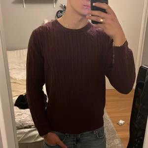Vinröd kabelstickad tröja från Bondelid - Säljer en vinröd kabelstickad tröja från Bondelid. Köpte den förra året men har i stort sätt aldrig använt den. Priset kan alltid förhandlas. Hör av er om det finns några funderingar.