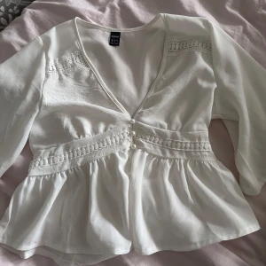 Vit sommar topp - Super fin topp! perfekt till sommaren🤍 Storlek XS! Vid intresse kan jag fixa ”köp nu”