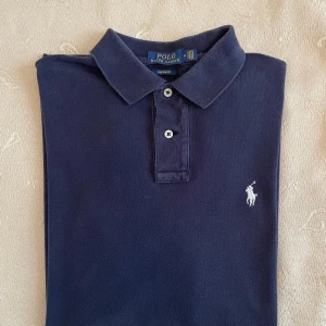 Ralph Lauren piké blå - Skick: som ny, inga skador. Nypris 1299kr Pris kan diskuteras 