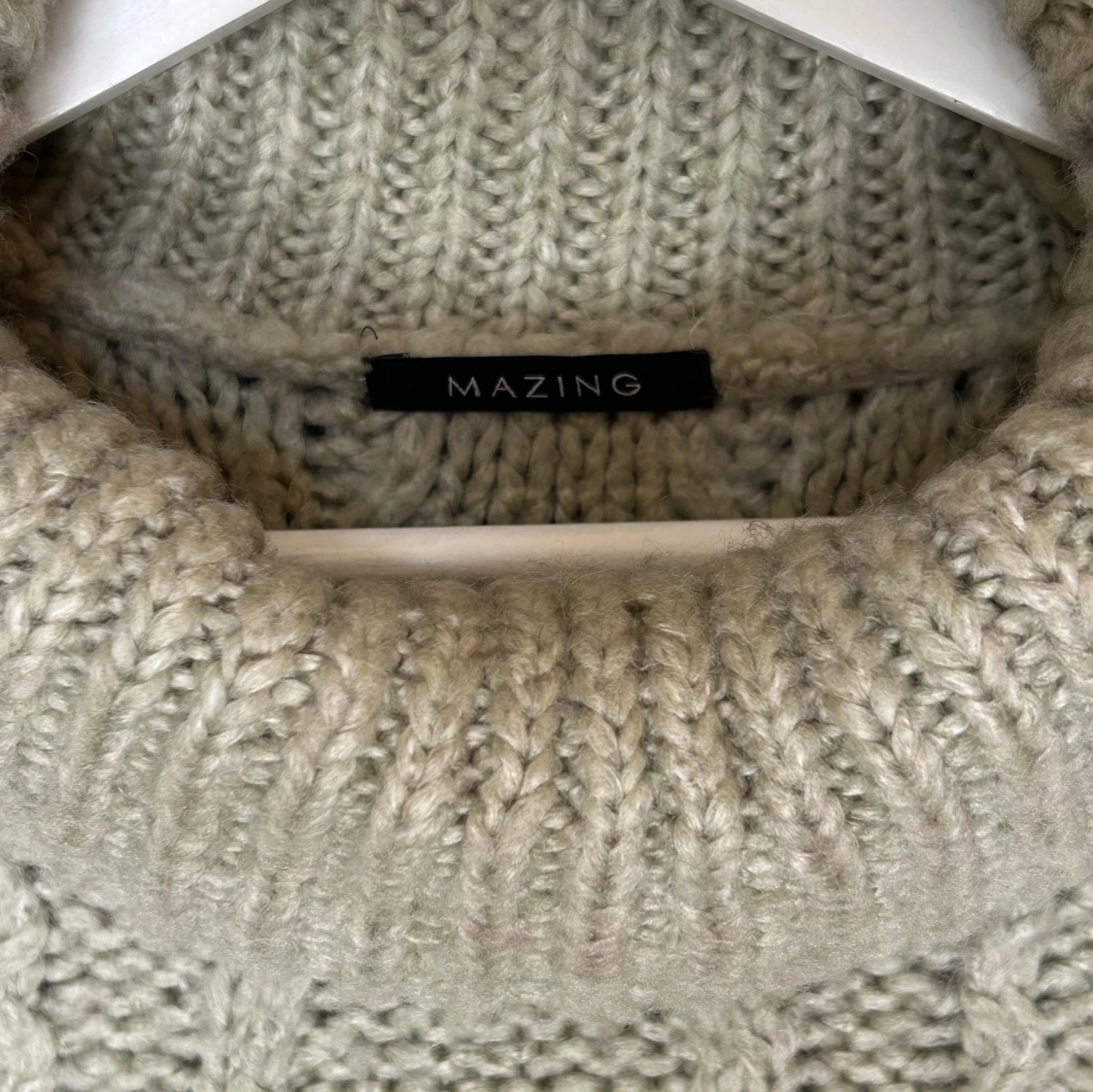 Beige stickad väst med polokrage från Mazing - 2